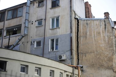 Bükreş, Romanya - 2 Eylül 2020: Eski Bükreş 'teki eski bir binada büyük bir yapısal çatlak.