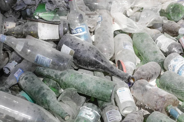 罗马尼亚布加勒斯特 2020年9月1日 空瓶子堆放在玻璃回收设施中 — 图库照片