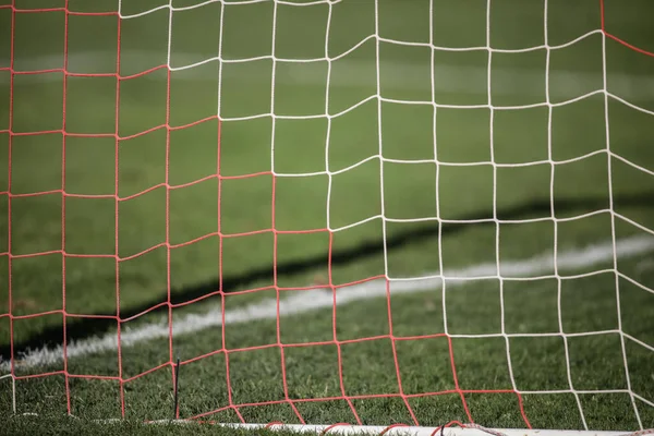 Bir futbol kapısı ağıyla sığ alan derinliği (seçici odak).