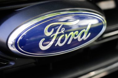 Bükreş, Romanya - 18 Eylül 2020: Ford logosu bir araçta.