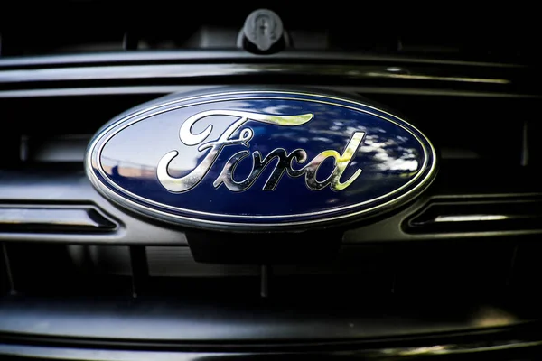 Bükreş, Romanya - 18 Eylül 2020: Ford logosu bir araçta.