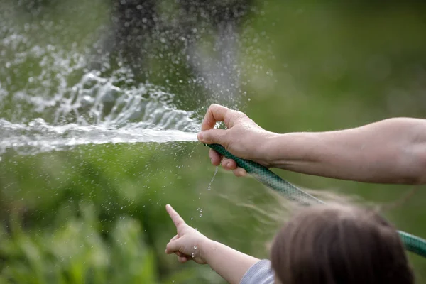 Detaljer Med Händerna Äldre Kvinna Och Hennes Barnbarn Vattna Trädgården — Stockfoto