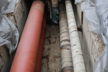 Bükreş, Romanya - 1 Ekim 2020: Bükreş 'in termik enerji dağıtımcısı RADET' in (Termoenergetica) sıcak su borularını değiştirmek için belediye çalışanları tarafından yapılan toprakta delik).