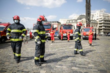 Bükreş, Romanya - 14 Eylül 2020: Romen itfaiyeciler açık hava etkinliğine katıldılar.