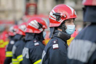 Bükreş, Romanya - 14 Eylül 2020: Romen itfaiyeciler açık hava etkinliğine katıldılar.