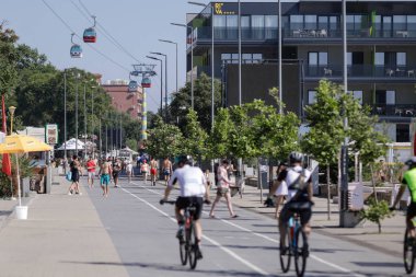 Mamaia, Romanya - 4 Temmuz 2020: Covid-19 salgını sırasında Karadeniz kıyısındaki Mamaia tatil beldesinden ayrıntılar.