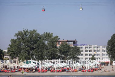 Mamaia, Romanya - 4 Temmuz 2020: Bir yaz sabahı Covid-19 salgını sırasında Karadeniz 'deki Mamaia plajında oteller ve insanlar.