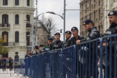 Bükreş, Romanya - 12 Eylül 2025: Bir protesto sırasında Romen çevik kuvvet polisi (jandarma veya jandarma).