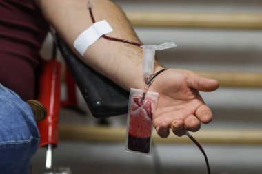 Kanı bağışlayan bir adamın eliyle yüzeysel alan derinliği (seçici odak) ayrıntıları.