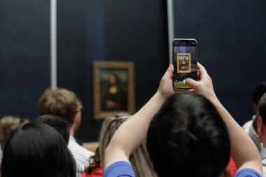 Paris, Fransa - 9 Haziran 2023: Turistler, Leonardo da Vinci 'nin Louvre Müzesi' ndeki ünlü Mona Lisa tablosunun fotoğraflarını çekmek için toplandı.