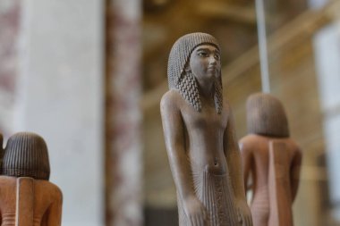 Bir müzede antik Mısır eserleri.