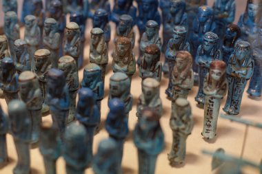 Bir müzede antik Mısır eserleri.