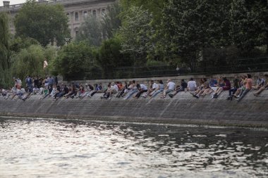 Paris, Fransa - 9 Haziran 2023: İnsanlar Seine nehrinin kıyısında kalır, konuşur, içer ve eğlenirler..