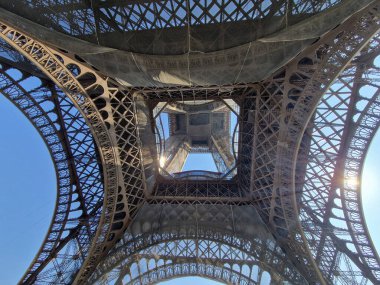 Paris, Fransa - 8 Haziran 2023: Güneşli bir günde Eyfel Kulesi ile Ayrıntılar.