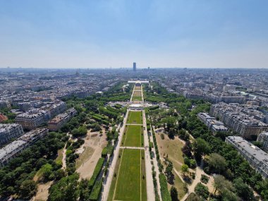 Paris, Fransa - 8 Haziran 2023: Güneşli bir günde Eyfel Kulesi 'nden Paris' e bakış.