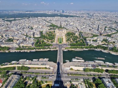 Paris, Fransa - 8 Haziran 2023: Güneşli bir günde Eyfel Kulesi 'nden Paris' e bakış.