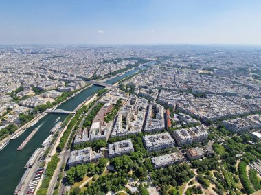 Paris, Fransa - 8 Haziran 2023: Güneşli bir günde Eyfel Kulesi 'nden Paris' e bakış.