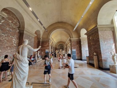 Paris, Fransa - 9 Haziran 2023: Turistler Louvre Müzesini ziyaret etti.