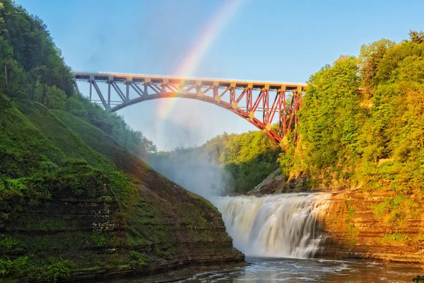 Regenbogen Über Dem Eisenbahnbogen Und Den Oberen Wasserfällen Letchworth State — Stockfoto