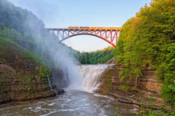 Trein Crosising Boog Bovenste Falls Letchworth State Park New York — Stockfoto