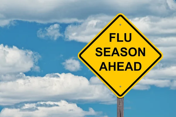インフルエンザ シーズン前の注意のサインですと青い空を背景 — ストック写真