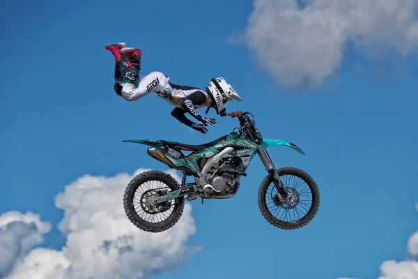 Moto mániákus motorkerékpár Fenegyerek Stunt Show — Stock Fotó