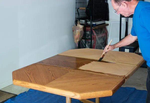 Man Staining A Tabletop — Stock Photo, Image