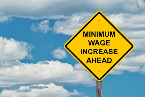 Signo de advertencia de aumento salarial mínimo por delante — Foto de Stock