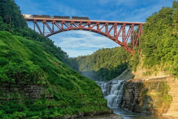 New York 'taki Letchworth Eyalet Parkı' nda Birdge Kemerinden geçen tren.