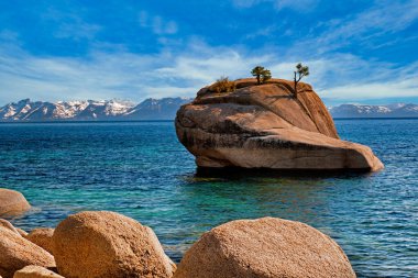 Tahoe Gölü 'nde Bonsai Kaya oluşumu