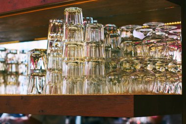 Farklı cam ve drinkware gözlük ve konyak aşısı bir barda gibi