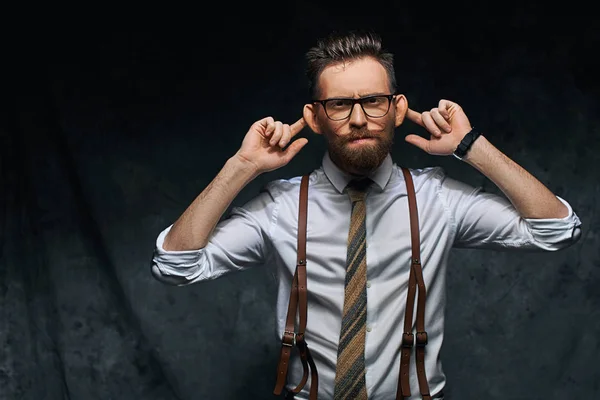 Jonge stijlvolle hipster zakenman of manager is uitgerekt zijn oren, aap op een grappige manier te imiteren of doen alsof ze niet hoorzitting somebodys spraak of andere geluiden — Stockfoto