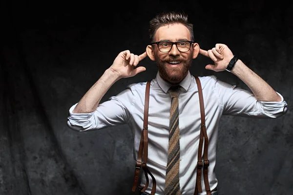 Молодой стильный бизнесмен или менеджер держит галстук в руке, как будто он решил повеситься на нем концептуально показывая высокий уровень стресса и переутомления — стоковое фото