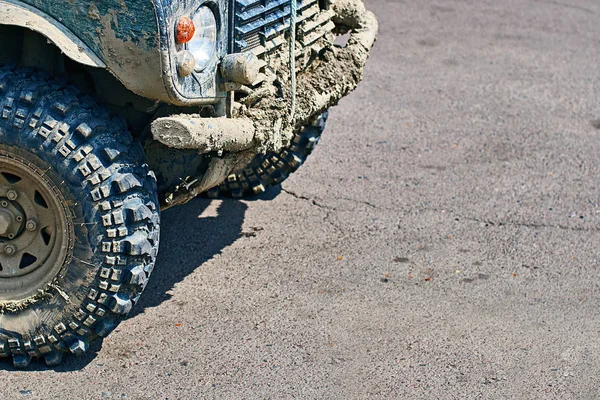 Dirty brutal off-road SUV vehicle — Stock Photo, Image