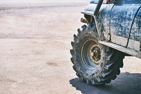 Kirli acımasız off-road Suv araç — Stok fotoğraf
