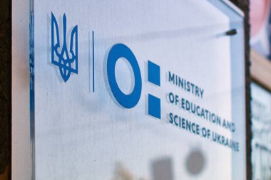 Milli Eğitim Bakanlığı ve Ukrayna Bilim işareti resmi bina yeni logo ile