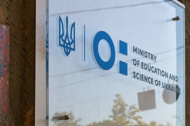 Milli Eğitim Bakanlığı ve Ukrayna Bilim işareti resmi bina yeni logo ile