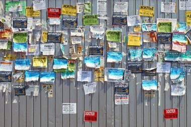 Sokakta renkli mesajları ile metal çit Bulletin board