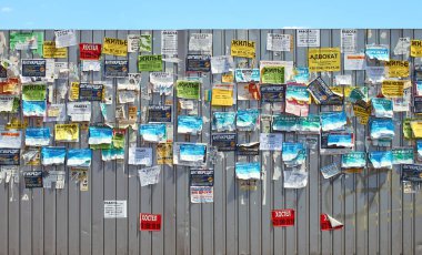 Sokakta renkli mesajları ile metal çit Bulletin board