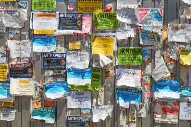Sokakta renkli mesajları ile metal çit Bulletin board