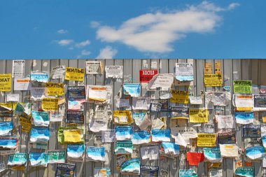 Sokakta renkli mesajları ile metal çit Bulletin board