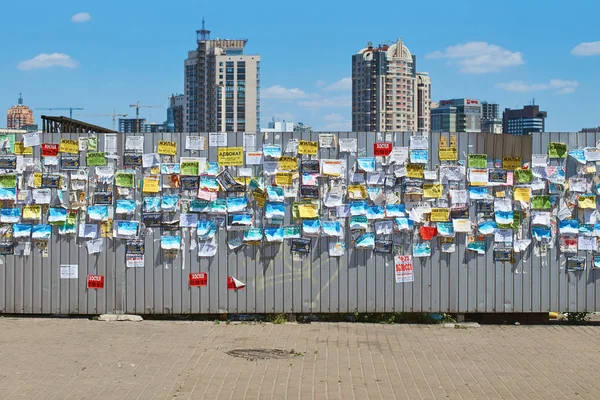 Sokakta renkli mesajları ile metal çit Bulletin board