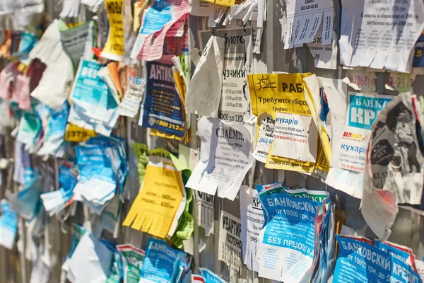 Sokakta renkli mesajları ile metal çit Bulletin board