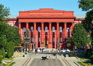 Yoldan geçenler tarafından ve kırmızı Üniversitesi yapı veya Chervonyi Korpus Universytetu, Taras Şevçenko Ulusal Üniversitesi, Kiev asıl ve en eski 4 katlı binanın önünde yürüyen öğrenciler