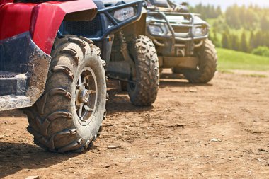 Quadricycles veya quadbikes yaz dağlarda