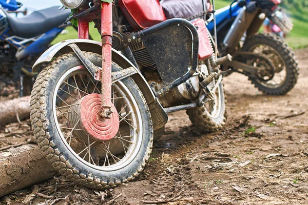 Εκτός δρόμου βουνό μοτοσυκλέτες ή ποδήλατα λαμβάνοντας μέρος στον διαγωνισμό motocros σταθμευμένα στο δρόμο βρώμικο έδαφος — Φωτογραφία Αρχείου