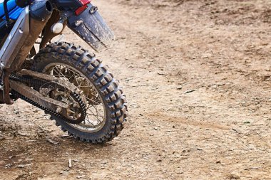 Kirli arazi yolunda park edilmiş motorsiklet yarışmasına katılan tek bir off-road dağ motosikleti veya motosikleti