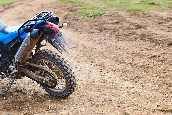 Kirli arazi yolunda park edilmiş motokros yarışmasına katılan off road dağ motosikleti ya da bisikleti
