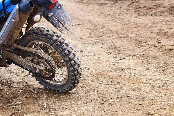 Kirli arazi yolunda park edilmiş motorsiklet yarışmasına katılan tek bir off-road dağ motosikleti veya motosikleti