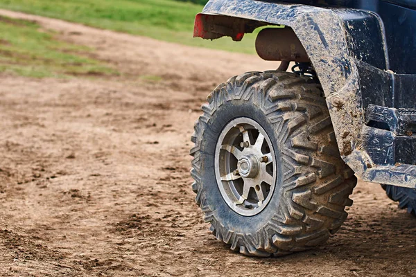 Négykerekű vagy quadbike nyári hegyekben — Stock Fotó